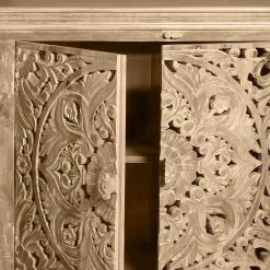 Schlussverkauf ✔️ 180x90x45 4-türiges Sideboard Im Ethno Stil - Runiasa 🛒 -Reanna Shop 180x90x45 4 tueriges sideboard im ethno stil aus white wash holz mit schnitzerei runiasa 05